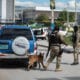 Fotografía de archivo en donde se observan militares mientras requisan un vehículo cerca al Aeropuerto Internacional Toussaint Louverture, en Puerto Príncipe (Haití). EFE/ Johnson Sabin