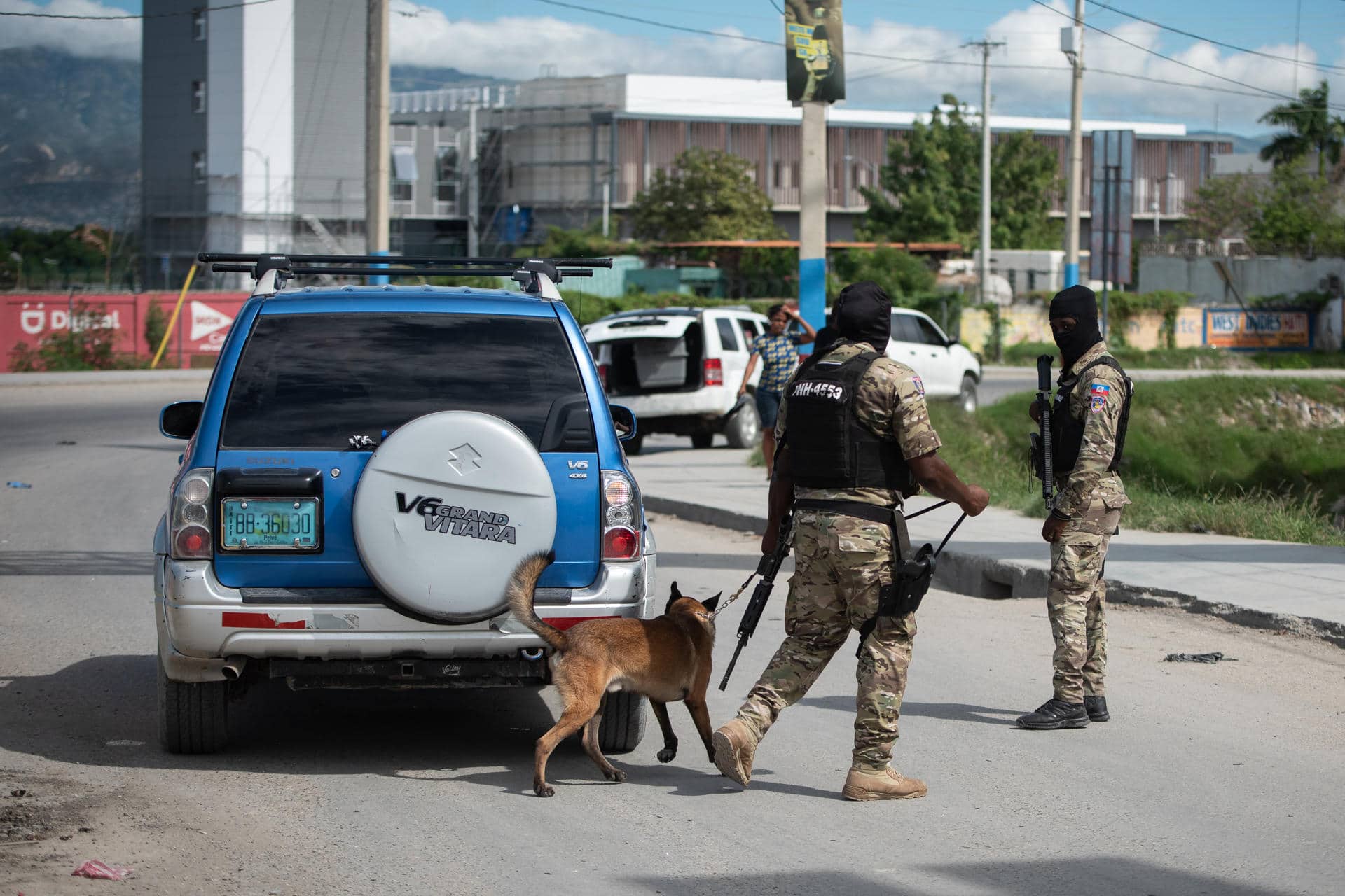 Fotografía de archivo en donde se observan militares mientras requisan un vehículo cerca al Aeropuerto Internacional Toussaint Louverture, en Puerto Príncipe (Haití). EFE/ Johnson Sabin