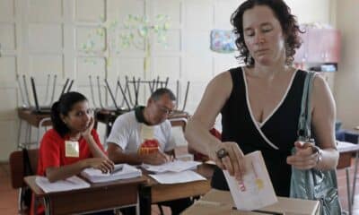 Fotografía de archivo en donde se ve a una mujer que deposita su voto en una urna en San José (Costa Rica). EFE/Jeffrey Arguedas