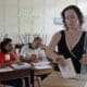 Fotografía de archivo en donde se ve a una mujer que deposita su voto en una urna en San José (Costa Rica). EFE/Jeffrey Arguedas