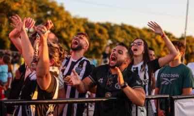 Hinchas de Botafogo alientan en la zona de fanáticos de la Conmebol Libertadores en la zona norte de la Ciudad de Buenos Aires (Argentina). EFE/Juan Ignacio Roncoroni