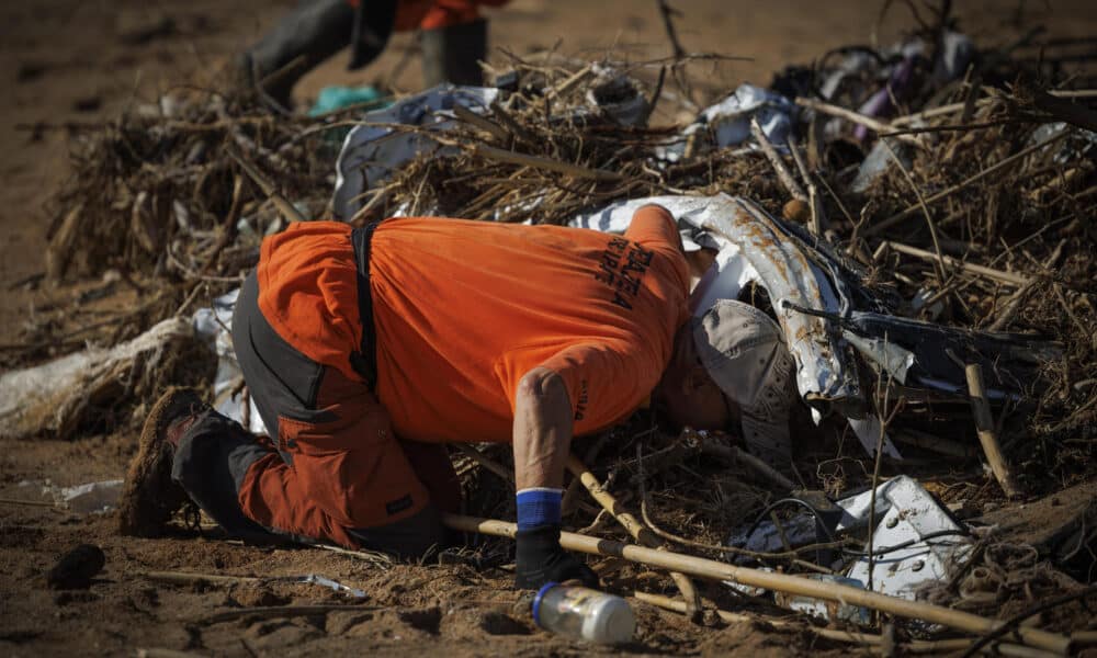 La larga experiencia en catástrofes humanitarias del grupo de voluntarios mexicanos Topos Aztecas está ahora al servicio de encontrar a personas desaparecidas durante el temporal que el día 29 de octubre azotó a la provincia de Valencia, en el este de España. EFE/Villar López