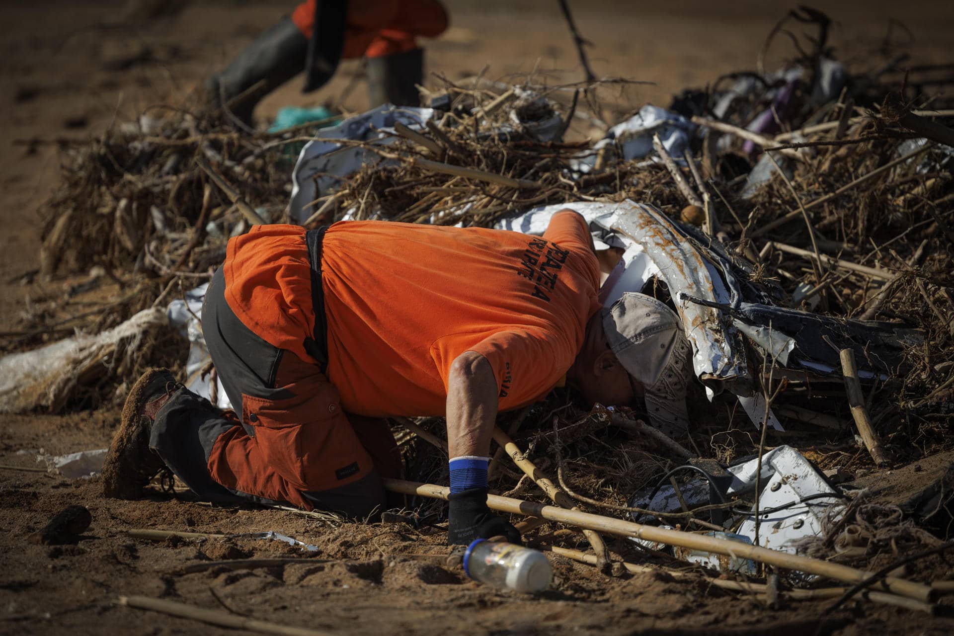 La larga experiencia en catástrofes humanitarias del grupo de voluntarios mexicanos Topos Aztecas está ahora al servicio de encontrar a personas desaparecidas durante el temporal que el día 29 de octubre azotó a la provincia de Valencia, en el este de España. EFE/Villar López