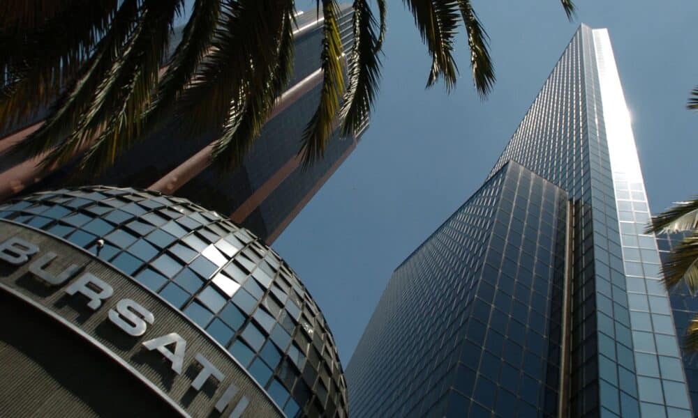 Imagen de archivo de una vista general del edificio de la Bolsa Mexicana de Valores, ubicado en la avenida Paseo de la Reforma de la Ciudad de México. EFE/David de la Paz