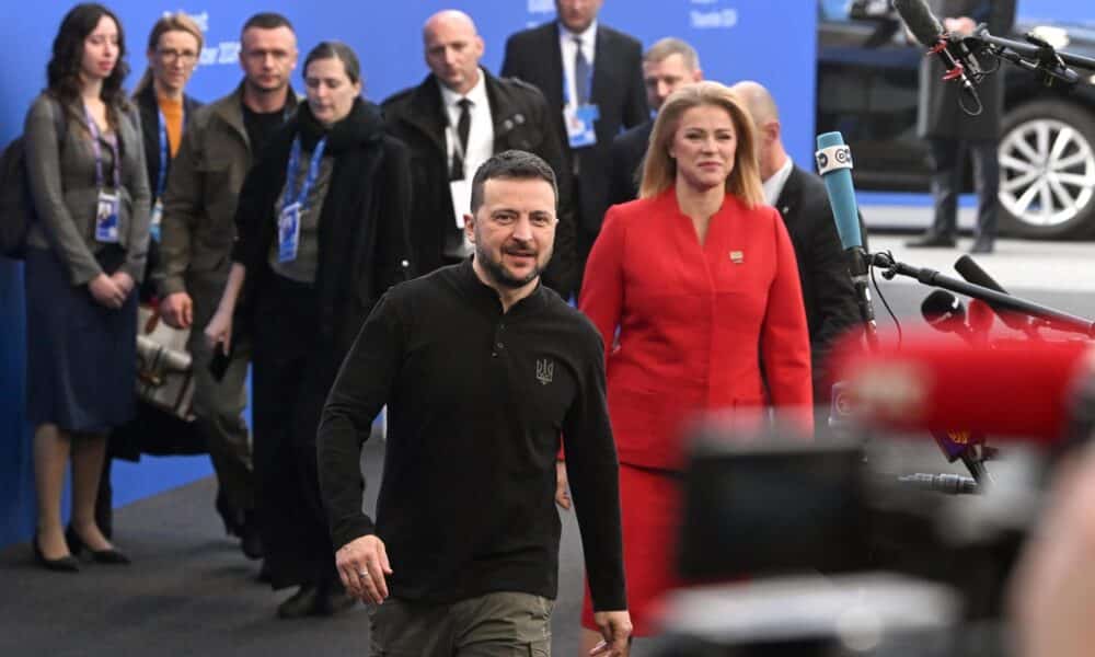 El presidente ucraniano Volodymyr Zelensky (C) y la primera ministra letona Evika Silina (D) llegan a la 5ª cumbre de la Comunidad Política Europea (EPC) en la Puskas Arena en Budapest, Hungría, el 07 de noviembre de 2024. (Zelenski, Hungary, Latvia) EFE/EPA/SZILARD KOSZTICSAK HUNGRÍA FUERA