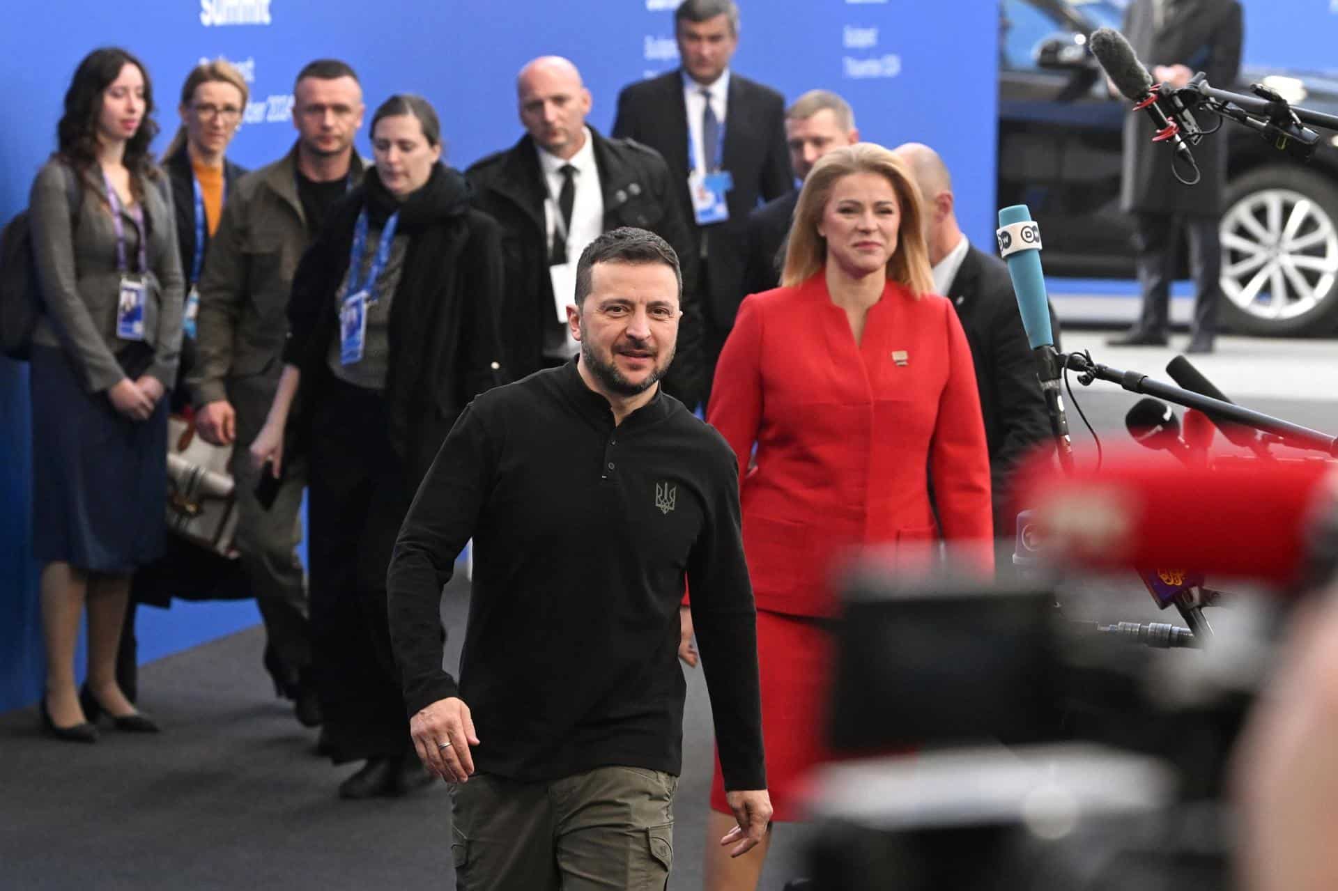 El presidente ucraniano Volodymyr Zelensky (C) y la primera ministra letona Evika Silina (D) llegan a la 5ª cumbre de la Comunidad Política Europea (EPC) en la Puskas Arena en Budapest, Hungría, el 07 de noviembre de 2024. (Zelenski, Hungary, Latvia) EFE/EPA/SZILARD KOSZTICSAK HUNGRÍA FUERA