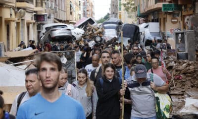 Vecino y personas de diversas comunidades autónomas trabajan como voluntarios para restablecer la normalidad en Alfafar (Valencia), este viernes. La búsqueda de desaparecidos, la identificación de víctimas mortales, las tareas de limpieza y la reparación de infraestructuras continúan tres días después de las inundaciones que han asolado la provincia de Valencia, en una jornada en la que el Gobierno envía a 500 militares más, que se sumarán a las 1.200 efectivos de la Unidad Militar de Emergencias (UME), para actuar en Utiel, Requena, Riba-roja, Torrent, Paiporta y Algemesí. EFE/ Kai Försterling