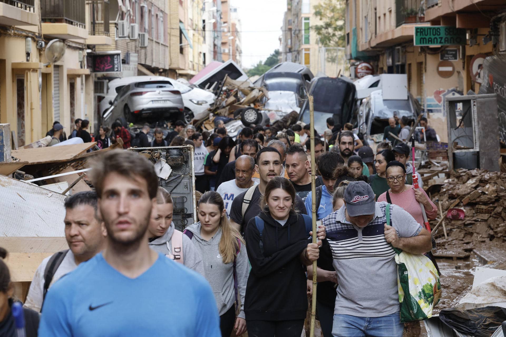 Vecino y personas de diversas comunidades autónomas trabajan como voluntarios para restablecer la normalidad en Alfafar (Valencia), este viernes. La búsqueda de desaparecidos, la identificación de víctimas mortales, las tareas de limpieza y la reparación de infraestructuras continúan tres días después de las inundaciones que han asolado la provincia de Valencia, en una jornada en la que el Gobierno envía a 500 militares más, que se sumarán a las 1.200 efectivos de la Unidad Militar de Emergencias (UME), para actuar en Utiel, Requena, Riba-roja, Torrent, Paiporta y Algemesí. EFE/ Kai Försterling