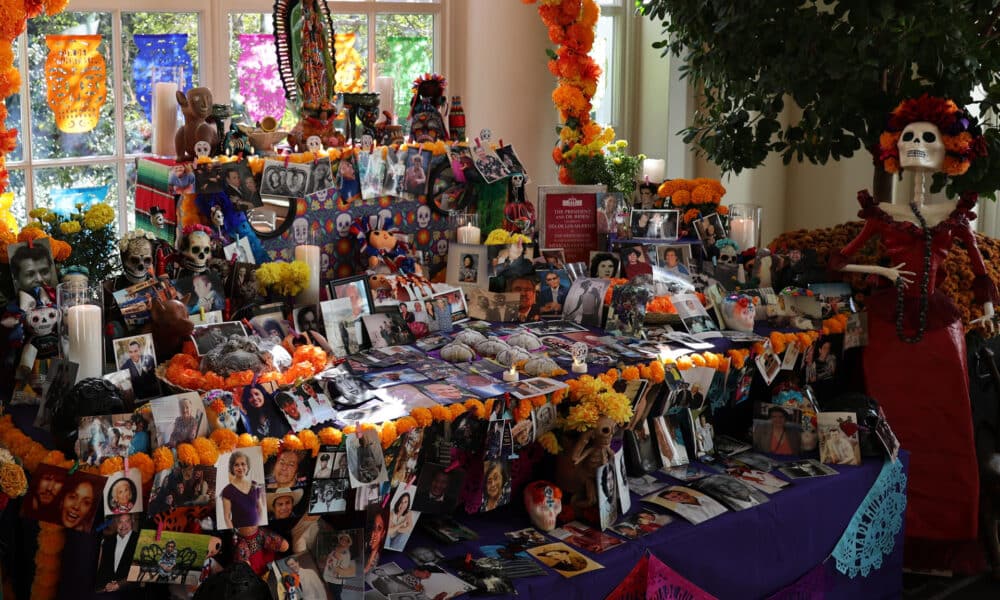 Fotografía de un altar compuesto por decorados con calaveras de azúcar, catrinas, pan de muerto, velas, papel picado y figuras mexicanas como alebrijes, colocado este jueves en la Casa Blanca en Washington (EE.UU.). EFE/ Octavio Guzmán