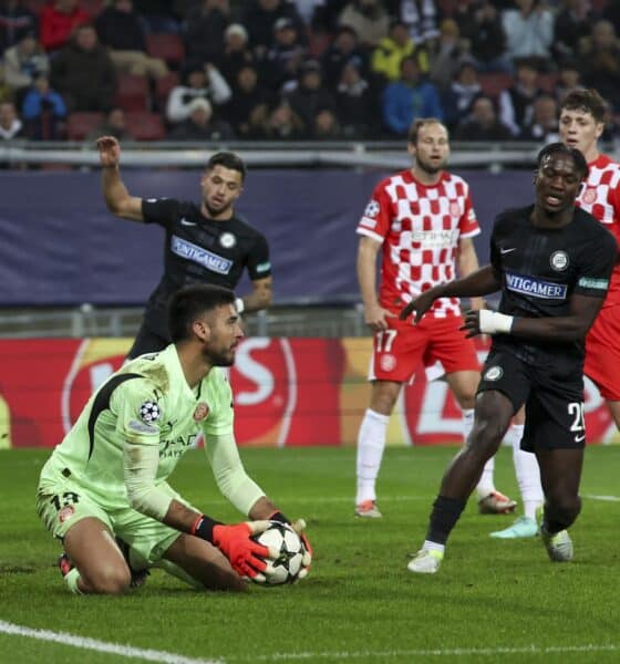 El portero del Girona Paulo Gazzaniga en acción durante el partido de la UEFA Champions League que han jugado Sturm Graz y FC Girona en Graz, Austria. EFE/EPA/GINTARE KARPAVICIUTE