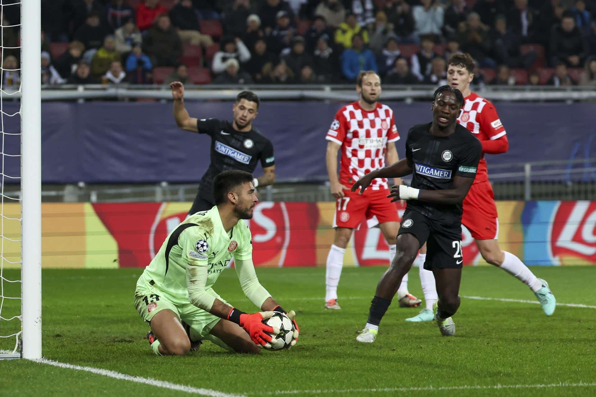 El portero del Girona Paulo Gazzaniga en acción durante el partido de la UEFA Champions League que han jugado Sturm Graz y FC Girona en Graz, Austria. EFE/EPA/GINTARE KARPAVICIUTE