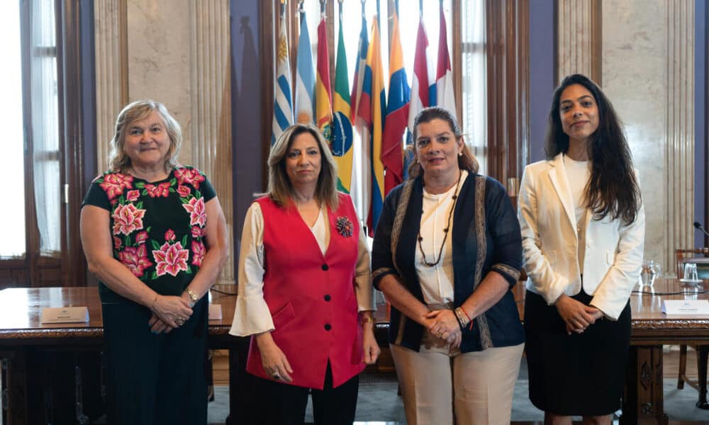 La directora regional de ONU Mujeres, Maria Noel Vaeza (i), la directora de Inmujeres, Monica Bottero (2i), la ministra de la Mujer de Paraguay, Cynthia Figueredo (2d) y la asesora de la ministra de Estado de las Mujeres, Isis Taboas, posan durante el marco de la XXIV Reunión de Ministras y Altas Autoridades del Mercosur este viernes, en Montevideo (Uruguay). EFE/ Sofía Torres