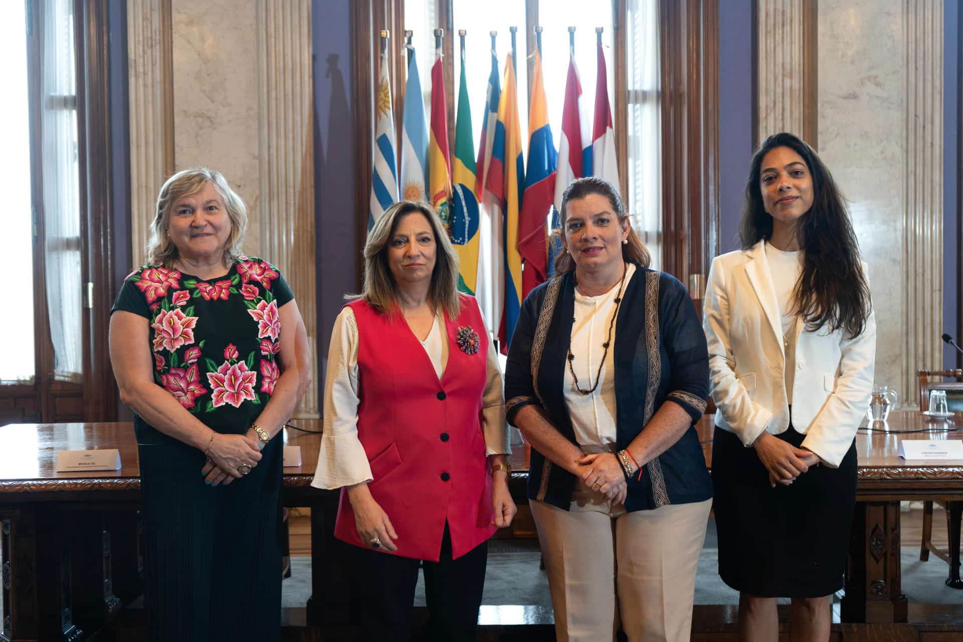 La directora regional de ONU Mujeres, Maria Noel Vaeza (i), la directora de Inmujeres, Monica Bottero (2i), la ministra de la Mujer de Paraguay, Cynthia Figueredo (2d) y la asesora de la ministra de Estado de las Mujeres, Isis Taboas, posan durante el marco de la XXIV Reunión de Ministras y Altas Autoridades del Mercosur este viernes, en Montevideo (Uruguay). EFE/ Sofía Torres