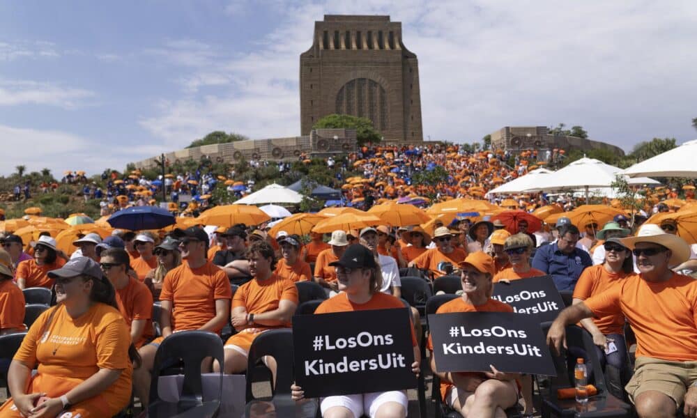 Las personas se reúnen en el simbólico Monumento Voortrekker durante una protesta contra el proyecto de ley de educación Bela, en Pretoria, Sudáfrica, 05 de noviembre de 2024. La Ley de Enmienda de la Educación Básica (BELA) establece disposiciones, entre otras cosas, para que el gobierno controle qué idiomas se enseñan en las escuelas. Sudáfrica tiene 11 idiomas oficiales y los manifestantes temen que el idioma minoritario afrikáans pueda, en generaciones futuras, quedar marginado. Según Kallie Kriel, CEO de AfriForum, el formato actual de las disposiciones de la ley crea el 'mayor desafío único para las comunidades culturales afrikáner desde 1994'. (Protests, South Africa) EFE/EPA/KIM LUDBROOK