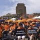 Las personas se reúnen en el simbólico Monumento Voortrekker durante una protesta contra el proyecto de ley de educación Bela, en Pretoria, Sudáfrica, 05 de noviembre de 2024. La Ley de Enmienda de la Educación Básica (BELA) establece disposiciones, entre otras cosas, para que el gobierno controle qué idiomas se enseñan en las escuelas. Sudáfrica tiene 11 idiomas oficiales y los manifestantes temen que el idioma minoritario afrikáans pueda, en generaciones futuras, quedar marginado. Según Kallie Kriel, CEO de AfriForum, el formato actual de las disposiciones de la ley crea el 'mayor desafío único para las comunidades culturales afrikáner desde 1994'. (Protests, South Africa) EFE/EPA/KIM LUDBROOK