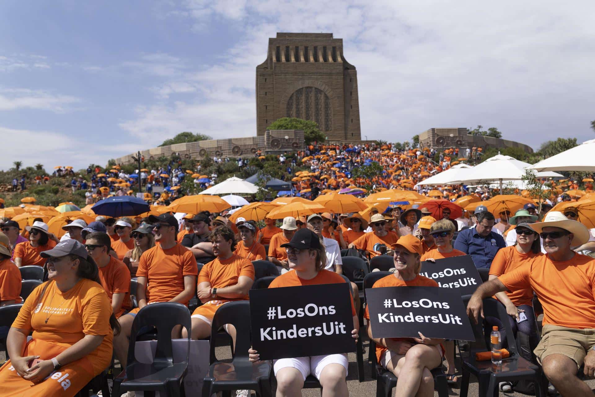 Las personas se reúnen en el simbólico Monumento Voortrekker durante una protesta contra el proyecto de ley de educación Bela, en Pretoria, Sudáfrica, 05 de noviembre de 2024. La Ley de Enmienda de la Educación Básica (BELA) establece disposiciones, entre otras cosas, para que el gobierno controle qué idiomas se enseñan en las escuelas. Sudáfrica tiene 11 idiomas oficiales y los manifestantes temen que el idioma minoritario afrikáans pueda, en generaciones futuras, quedar marginado. Según Kallie Kriel, CEO de AfriForum, el formato actual de las disposiciones de la ley crea el 'mayor desafío único para las comunidades culturales afrikáner desde 1994'. (Protests, South Africa) EFE/EPA/KIM LUDBROOK