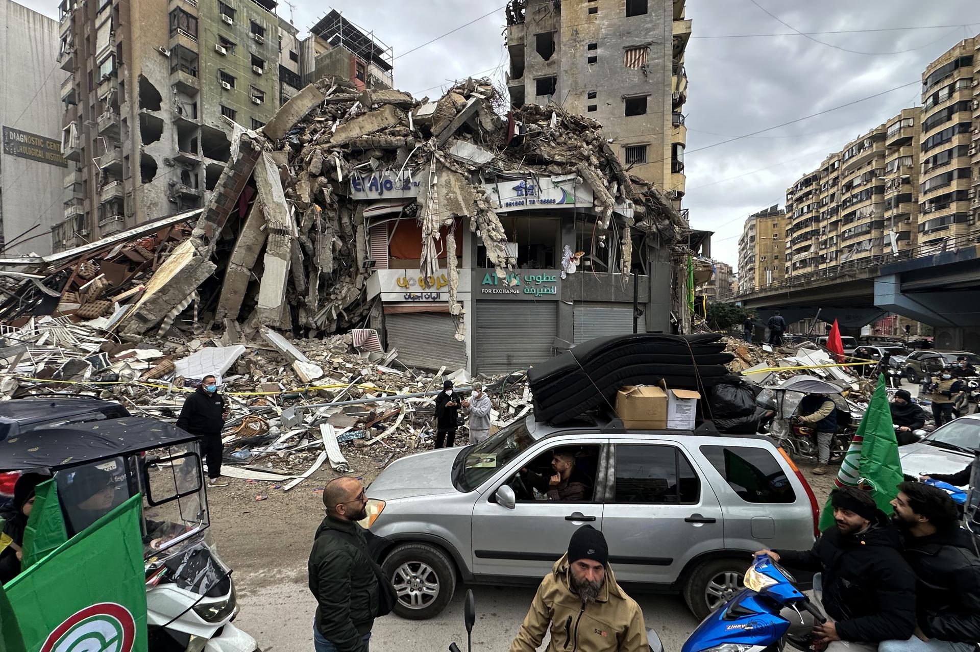 Personas conducen un automóvil cargado con pertenencias en Beirut (Líbano) el 27 de noviembre de 2024. EFE/EPA/WAEL HAMZEH