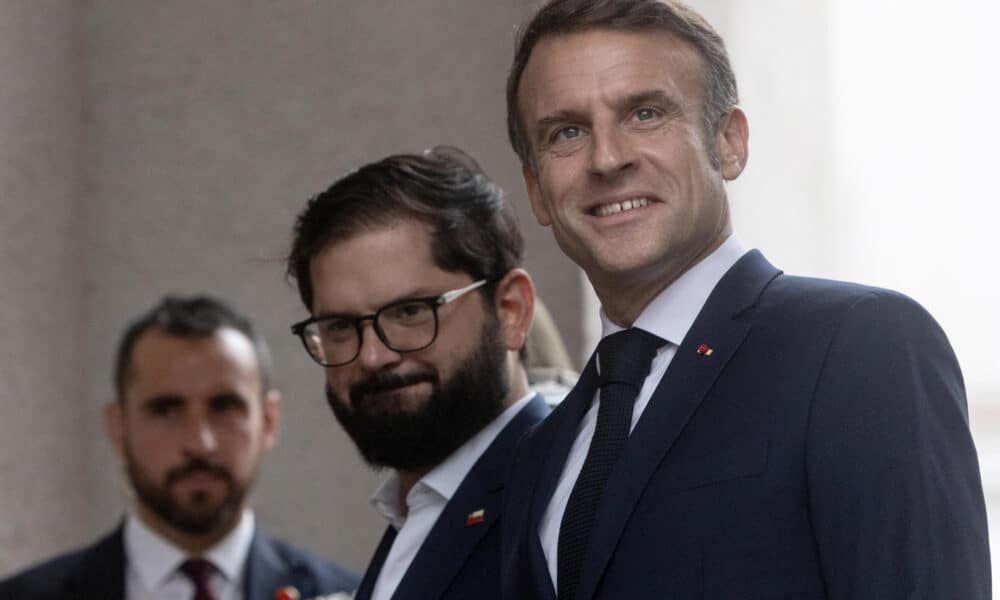 El presidente de Chile, Gabriel Boric (i), recibe a su homólogo de Francia, Emmanuel Macron (d), durante una visita oficial este miércoles en el Palacio de la Moneda en Santiago (Chile). EFE/ Ailen Díaz