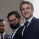 El presidente de Chile, Gabriel Boric (i), recibe a su homólogo de Francia, Emmanuel Macron (d), durante una visita oficial este miércoles en el Palacio de la Moneda en Santiago (Chile). EFE/ Ailen Díaz