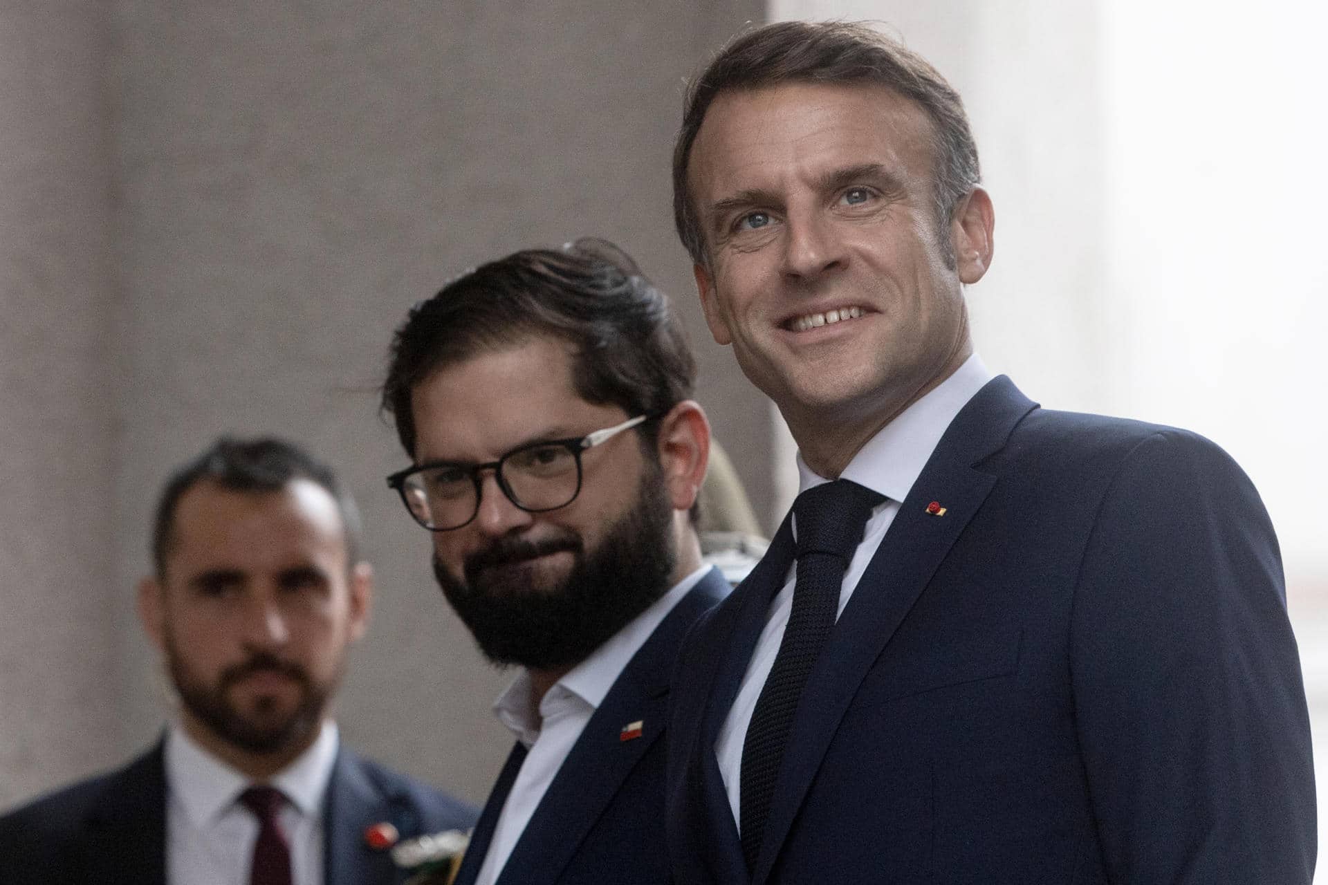 El presidente de Chile, Gabriel Boric (i), recibe a su homólogo de Francia, Emmanuel Macron (d), durante una visita oficial este miércoles en el Palacio de la Moneda en Santiago (Chile). EFE/ Ailen Díaz