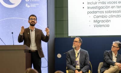 El profesor asistente del departamento de psicología aplicada de la New York University y director del laboratorio de ciencias sociales Catalyzing Action for Resilient Ecologies (CARE), Jorge Cuartas (i), habla durante el Foro Internacional de Primera Infancia con el panel Desafíos críticos para la infancia en América Latina, pobreza, migración y cambio climático, este miércoles en la ciudad de Monterrey (México). EFE/ Miguel Sierra