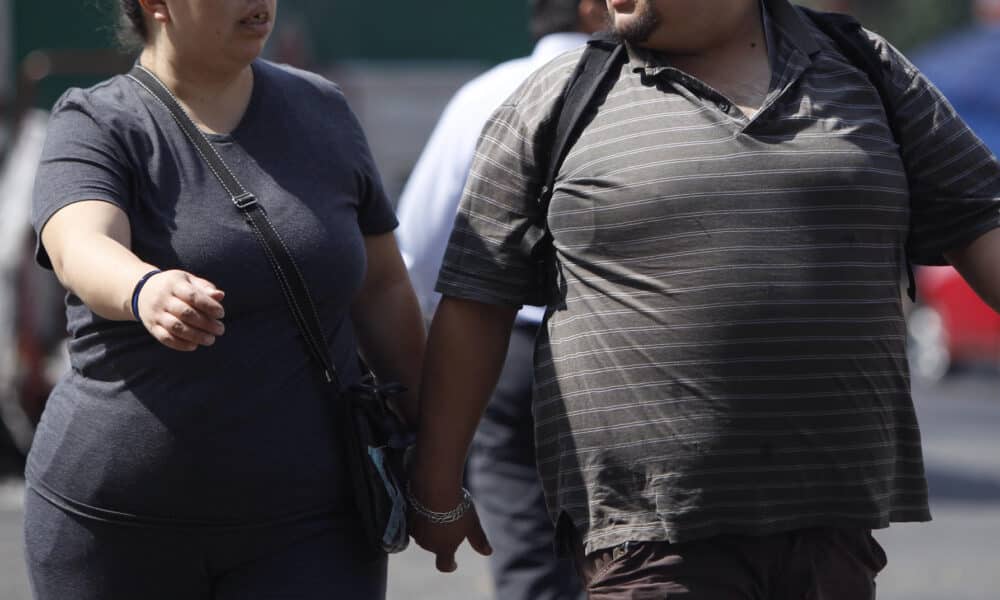 En la imagen de archivo, personas con obesidad caminan en Ciudad de México (México). EFE/Sáshenka Gutiérrez