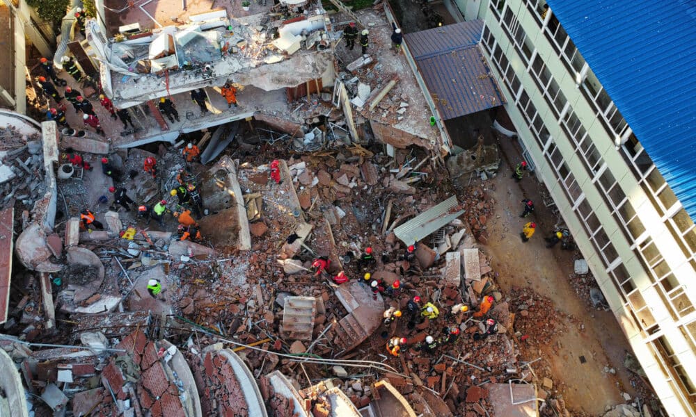 Fotografía aérea que muestra integrantes de los bomberos y grupos de rescate trabajando en la búsqueda de personas entre los escombros del edificio Aparthotel Dubrovnik el 30 de octubre de 2024, en el municipio de Villa Gesell, provincia de Buenos Aires (Argentina). EFE/ STR