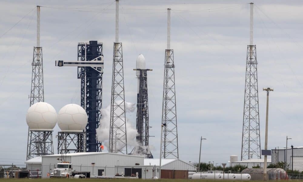 El lanzamiento espacial Delta 45 GSAT-20 sobre un SpaceX Falcon 9 está acoplado en el complejo de lanzamiento espacial 40 como parte de sus preparativos de lanzamiento en la Estación de la Fuerza Espacial de Cabo Cañaveral en Florida. EFE/EPA/CRISTOBAL HERRERA-ULASHKEVICH