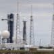 El lanzamiento espacial Delta 45 GSAT-20 sobre un SpaceX Falcon 9 está acoplado en el complejo de lanzamiento espacial 40 como parte de sus preparativos de lanzamiento en la Estación de la Fuerza Espacial de Cabo Cañaveral en Florida. EFE/EPA/CRISTOBAL HERRERA-ULASHKEVICH