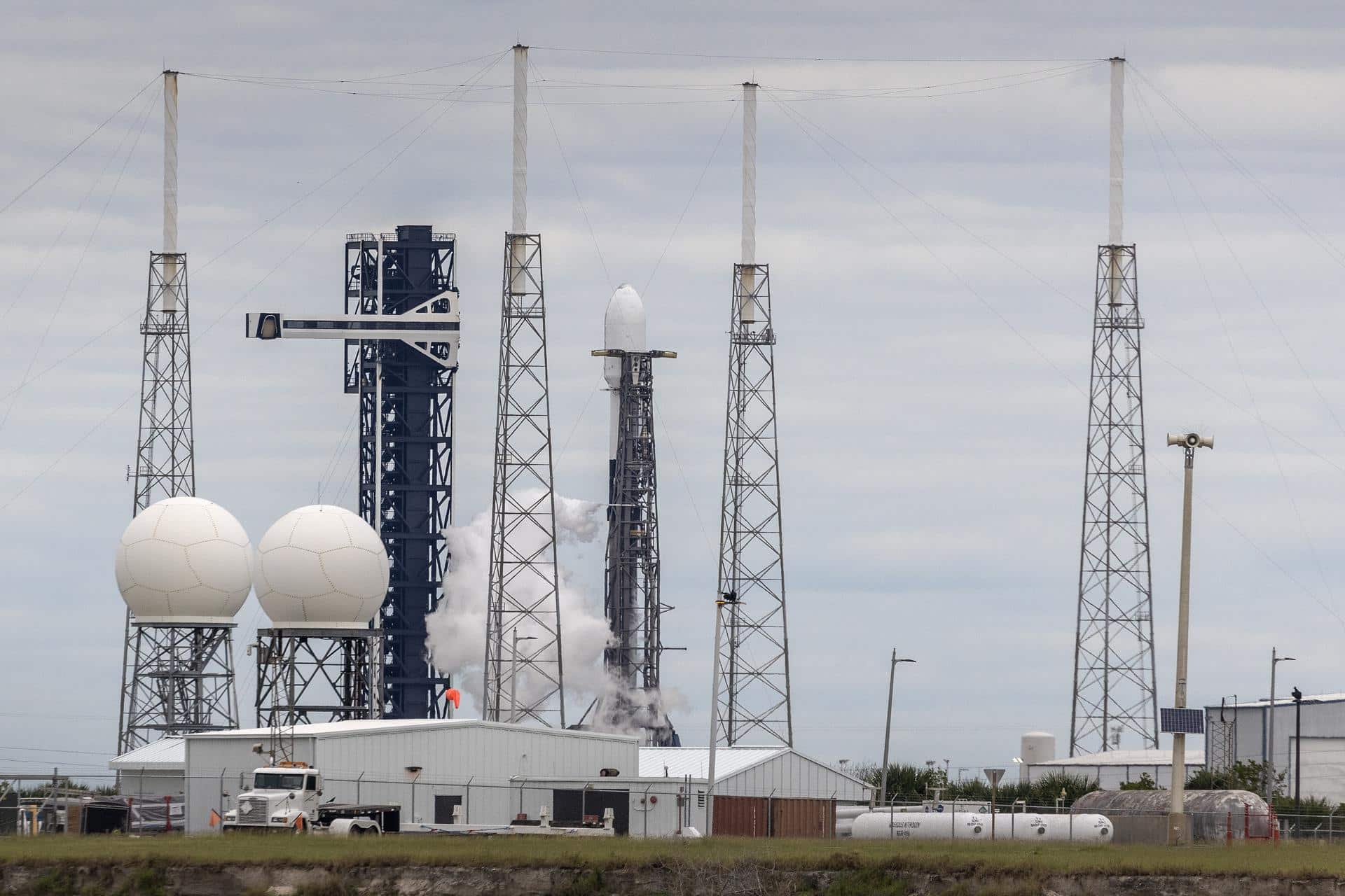 El lanzamiento espacial Delta 45 GSAT-20 sobre un SpaceX Falcon 9 está acoplado en el complejo de lanzamiento espacial 40 como parte de sus preparativos de lanzamiento en la Estación de la Fuerza Espacial de Cabo Cañaveral en Florida. EFE/EPA/CRISTOBAL HERRERA-ULASHKEVICH