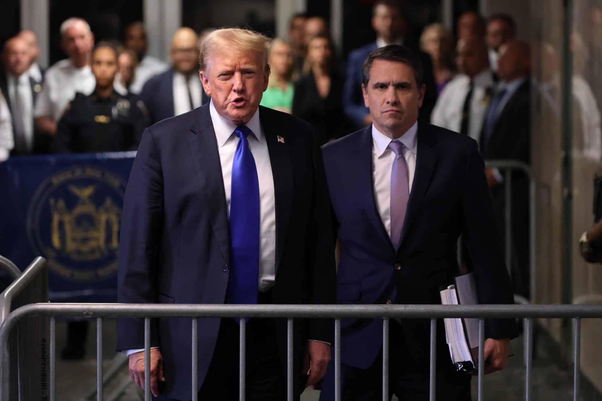 Fotografía de archivo del 30 de mayo de 2024 en donde el expresidente Donald Trump ofrece unas breves declaraciones junto a su abogado, Todd Blanche (d), después de ser hallado culpable por el Tribunal Penal de Manhattan en la ciudad de Nueva York.EFE/Michael M. Santiago