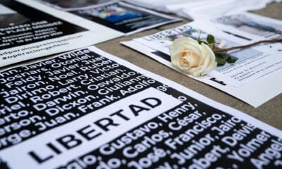 Fotografía de un cartel con la palabra "libertad" junto a una flor blanca durante una protesta frente al Ministerio Público para exigir la liberación de presuntos presos políticos en Caracas (Venezuela). EFE/ Ronald Peña