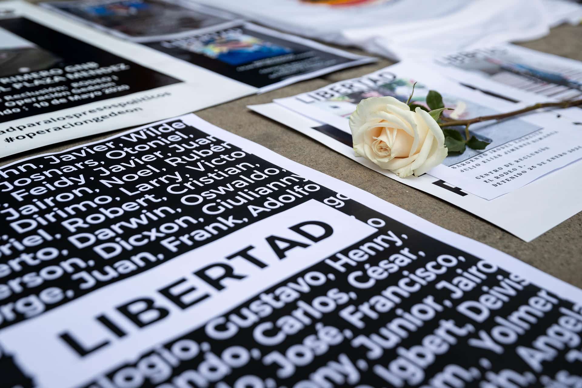 Fotografía de un cartel con la palabra "libertad" junto a una flor blanca durante una protesta frente al Ministerio Público para exigir la liberación de presuntos presos políticos en Caracas (Venezuela). EFE/ Ronald Peña