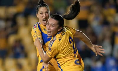 Jennifer Hermoso (d) de Tigres disputa un balón con Amanda Pérez de Pachuca. Imagen de archivo. EFE/ Miguel Sierra