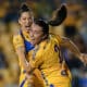 Jennifer Hermoso (d) de Tigres disputa un balón con Amanda Pérez de Pachuca. Imagen de archivo. EFE/ Miguel Sierra