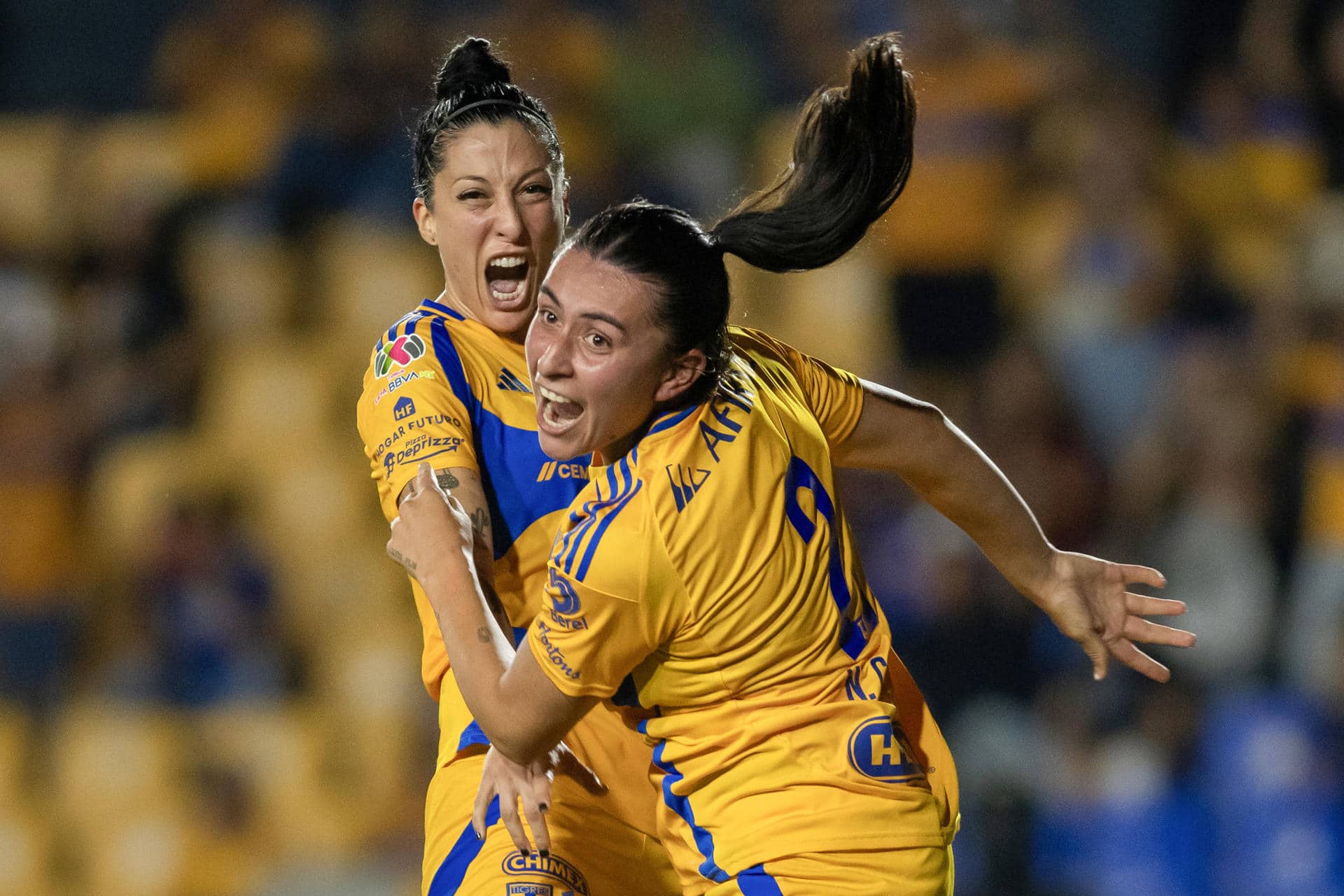 Jennifer Hermoso (d) de Tigres disputa un balón con Amanda Pérez de Pachuca. Imagen de archivo. EFE/ Miguel Sierra