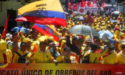 Fotografía de archivo en donde personas participan en una marcha por derechos laborales en Quito (Ecuador). EFE/ José Jácome