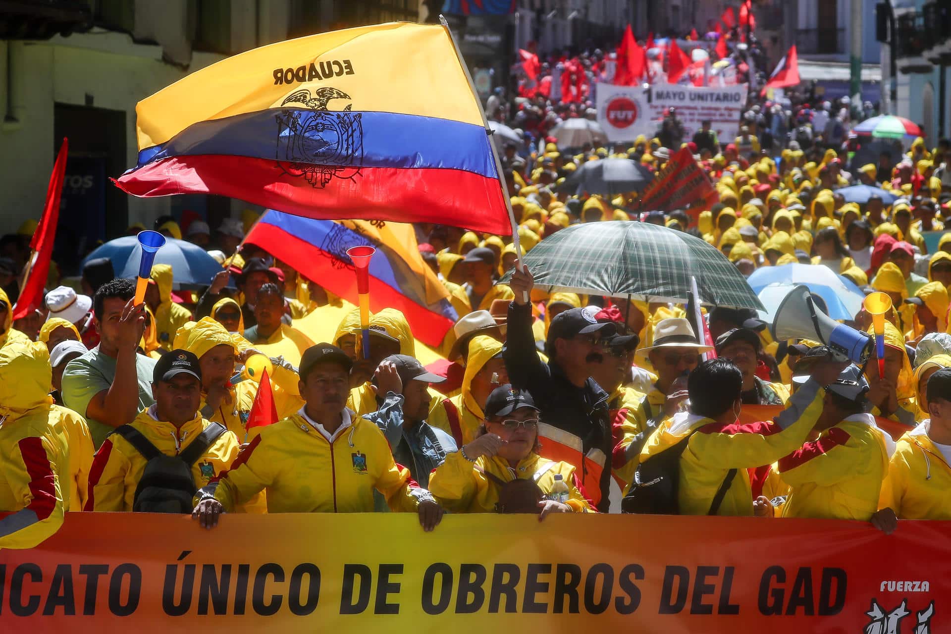 Fotografía de archivo en donde personas participan en una marcha por derechos laborales en Quito (Ecuador). EFE/ José Jácome