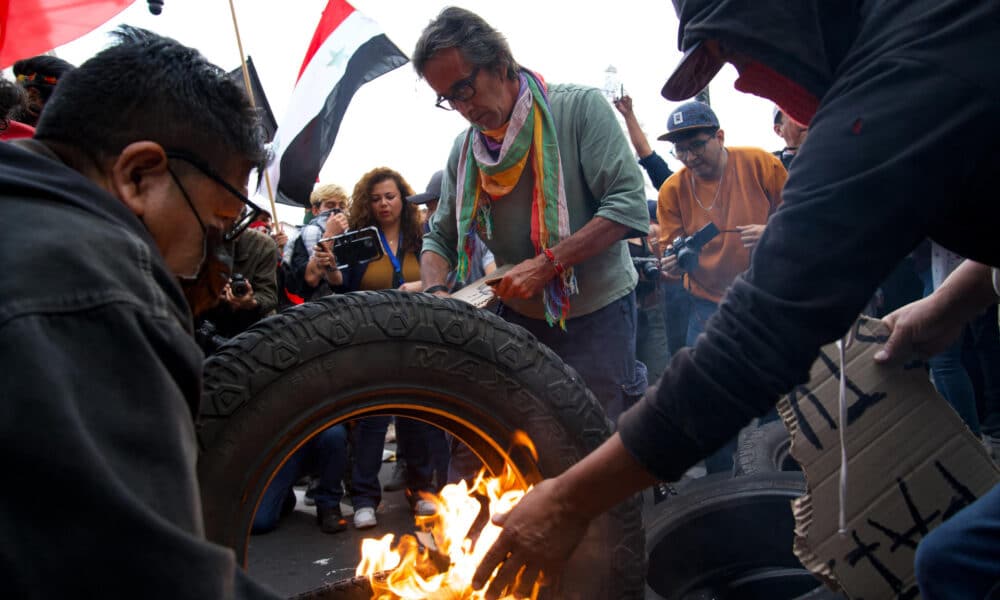 Manifestantes queman una llanta durante una protesta, este viernes, en Quito (Ecuador). EFE/ Vicente Costales