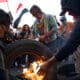 Manifestantes queman una llanta durante una protesta, este viernes, en Quito (Ecuador). EFE/ Vicente Costales