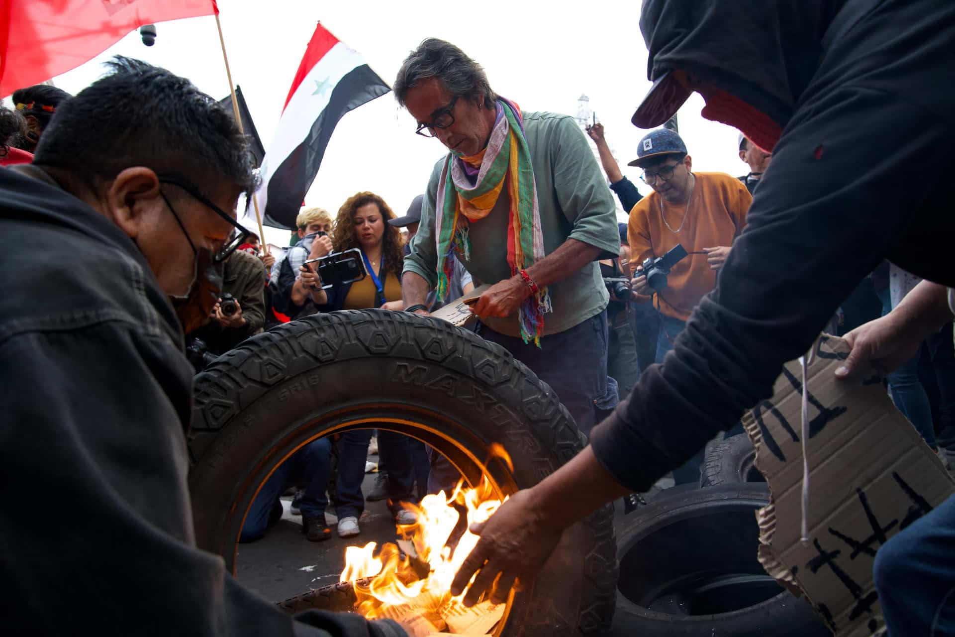 Manifestantes queman una llanta durante una protesta, este viernes, en Quito (Ecuador). EFE/ Vicente Costales