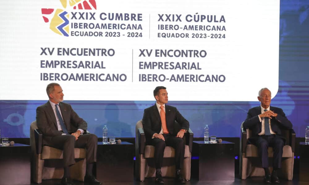 El rey Felipe VI y el presidente de Ecuador, Daniel Noboa (c), participan en el Encuentro Empresarial Iberoamericano este jueves, durante la XXIX Cumbre Iberoamericana de Jefes de Estado y de Gobierno, en Cuenca (Ecuador). EFE/ José Jácome