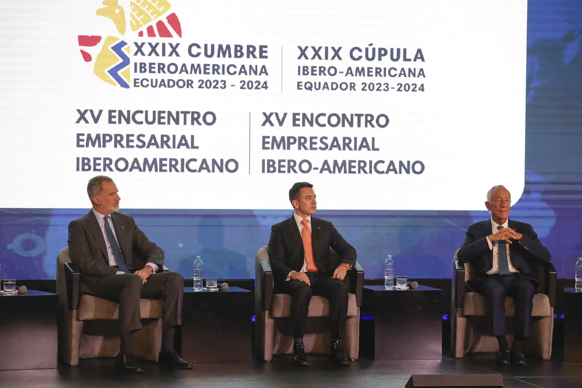 El rey Felipe VI y el presidente de Ecuador, Daniel Noboa (c), participan en el Encuentro Empresarial Iberoamericano este jueves, durante la XXIX Cumbre Iberoamericana de Jefes de Estado y de Gobierno, en Cuenca (Ecuador). EFE/ José Jácome