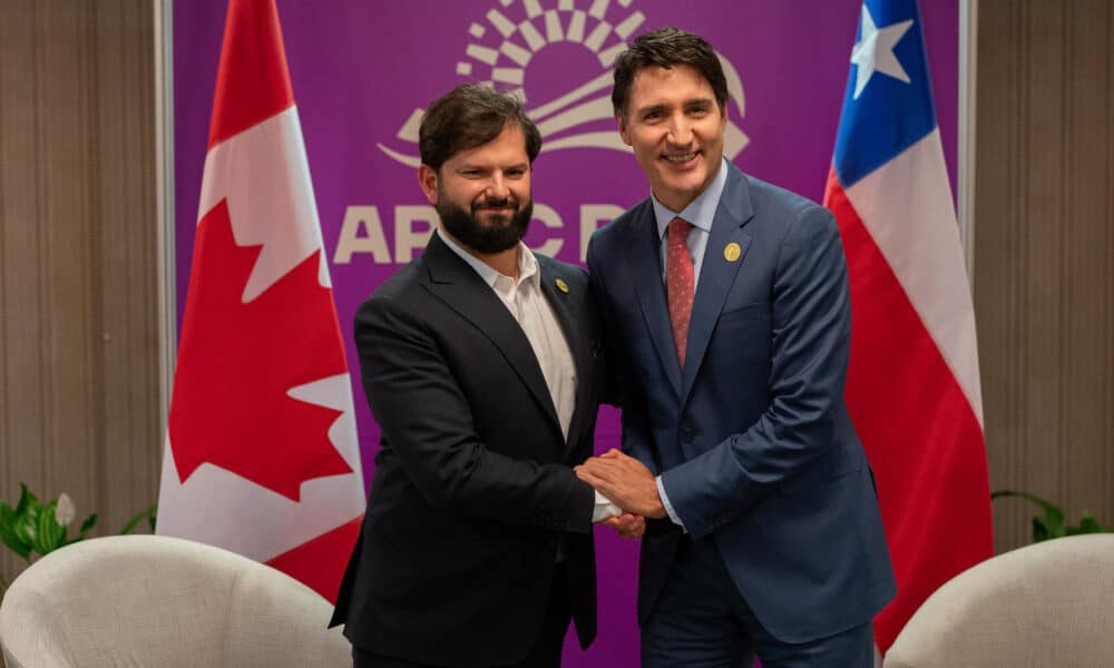 Fotografía cedida por la presidencia de Chile del presidente chileno, Gabriel Boric, estrechando las manos con el primer ministro de Canadá, Justin Trudeau, en Lima (Perú). EFE/ Presidencia De Chile