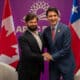 Fotografía cedida por la presidencia de Chile del presidente chileno, Gabriel Boric, estrechando las manos con el primer ministro de Canadá, Justin Trudeau, en Lima (Perú). EFE/ Presidencia De Chile