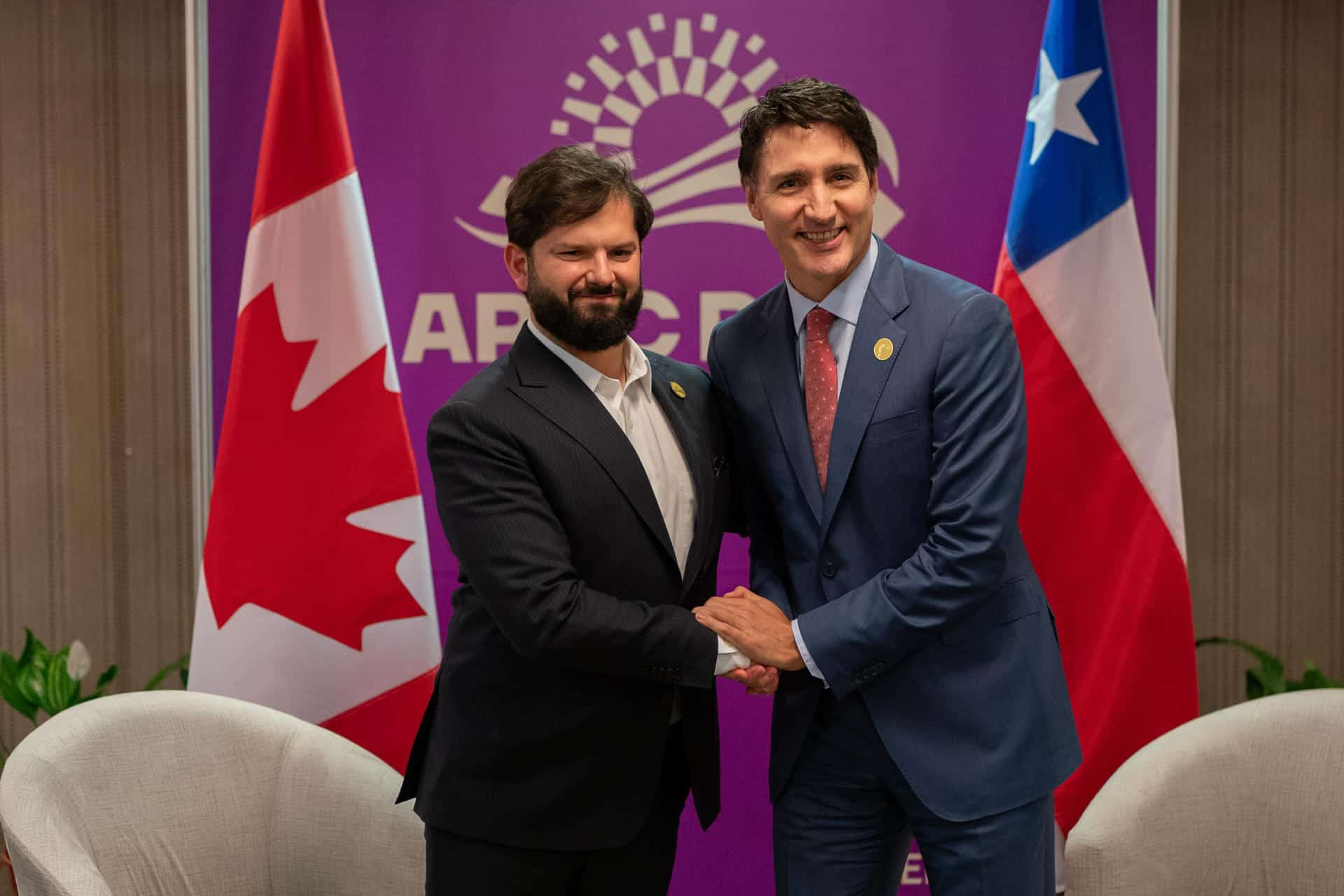 Fotografía cedida por la presidencia de Chile del presidente chileno, Gabriel Boric, estrechando las manos con el primer ministro de Canadá, Justin Trudeau, en Lima (Perú). EFE/ Presidencia De Chile