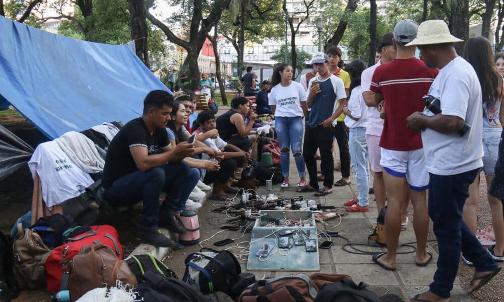 Personas se manifiestan este miércoles en la plaza Uruguaya, en el centro de Asunción (Paraguay). EFE/ Nina Osorio