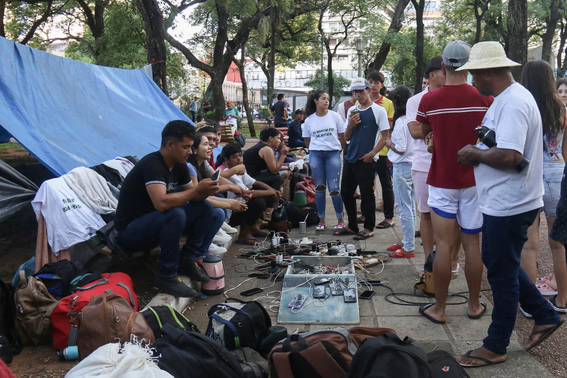 Personas se manifiestan este miércoles en la plaza Uruguaya, en el centro de Asunción (Paraguay). EFE/ Nina Osorio