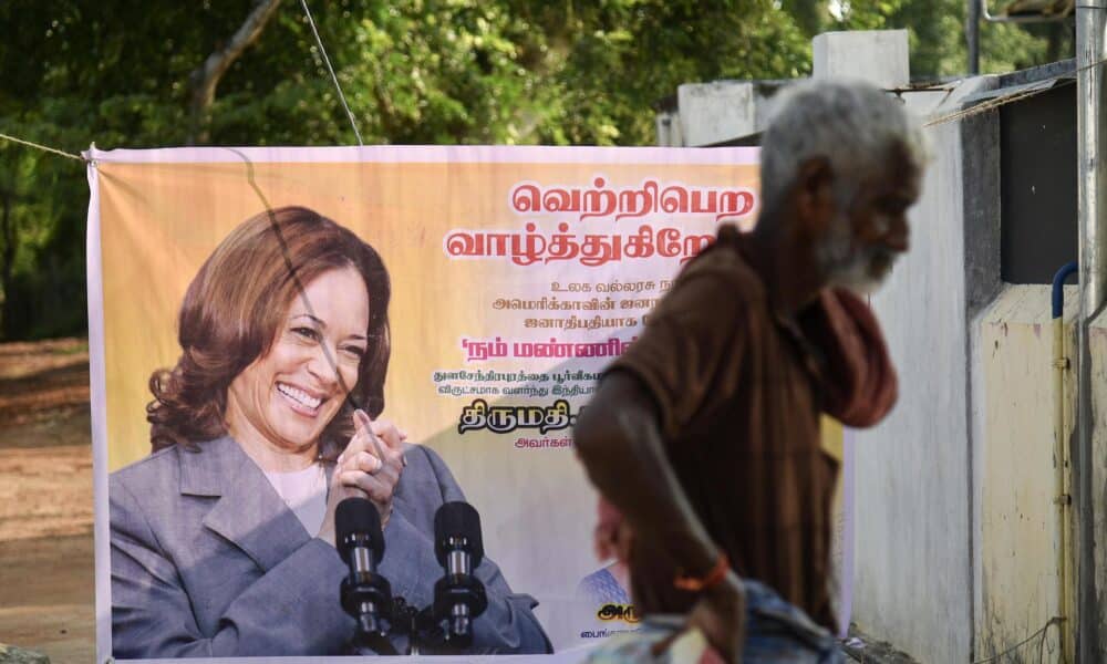 Un hombre indio pasa junto a un cartel que muestra a la vicepresidenta de EE. UU. y candidata presidencial demócrata Kamala Harris, exhibido en su aldea ancestral de Thulasendrapuram, en el estado de Tamil Nadu, India, 05 de noviembre de 2024. Thulasendrapuram fue el hogar del abuelo materno de Harris, quien nació en el pueblo hace más de 100 años. Las elecciones presidenciales de EE. UU. se llevarán a cabo el 05 de noviembre de 2024. EFE/EPA/RAGUL KRISHNAN