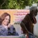 Un hombre indio pasa junto a un cartel que muestra a la vicepresidenta de EE. UU. y candidata presidencial demócrata Kamala Harris, exhibido en su aldea ancestral de Thulasendrapuram, en el estado de Tamil Nadu, India, 05 de noviembre de 2024. Thulasendrapuram fue el hogar del abuelo materno de Harris, quien nació en el pueblo hace más de 100 años. Las elecciones presidenciales de EE. UU. se llevarán a cabo el 05 de noviembre de 2024. EFE/EPA/RAGUL KRISHNAN